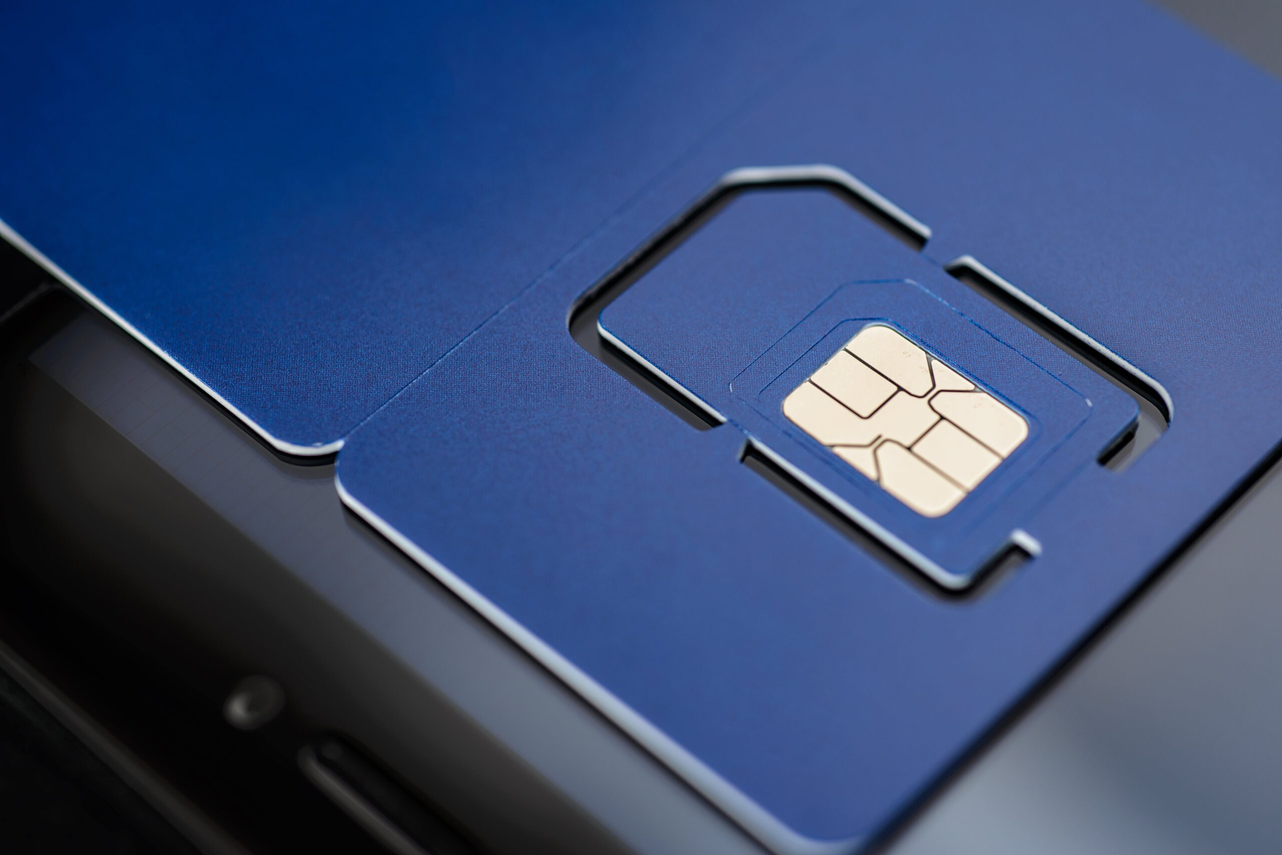 Сравнение физической пластиковой сим-карты и туристической виртуальной eSIM